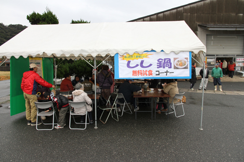 まるごと長門「旬」市場前で提供された