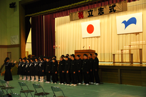 誓いの後、「翔る川よ」の合唱を披露