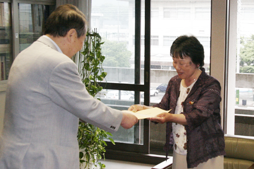 要請書を手渡す木村会長