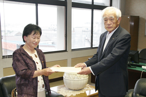 松永議長に手渡すところ