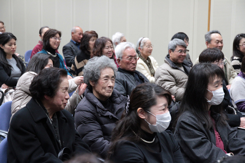 講演に聞き入る参加者
