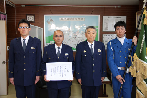 左から、山口監督、坂田選手、楠署長、大崎選手
