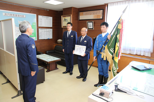 楠木署長に優勝を報告