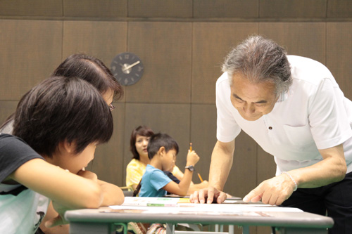 矢崎館長が詩づくりを直接指導