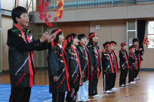 もみじの歌で、秋祭りに集まった人たちを歓迎