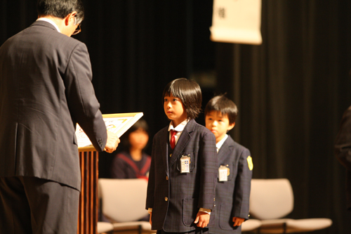 人権の花協力校感謝状が俵山小学校と日置小学校へ贈られた