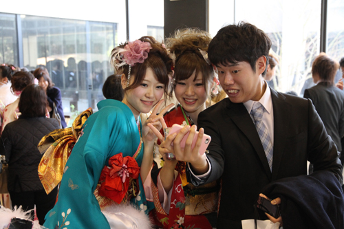 なつかしい友達と写真を撮り合う