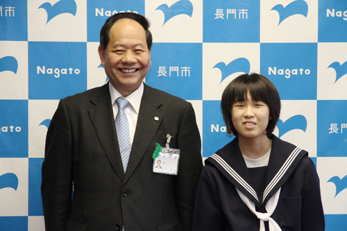 大会に出場する酒井さんと大西市長