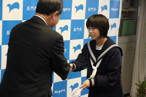大西市長から激励を受ける