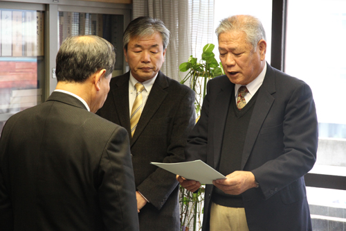 答申書を大西市長に手渡す沓野昭次長門地域審議会会長