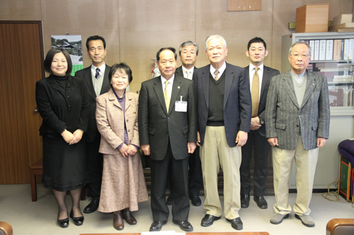 地域審議会委員のみなさんと記念撮影