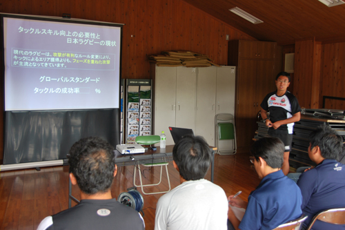 座学で講義する二ノ丸友幸さん