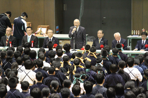 選手を激励する藤田平二会長