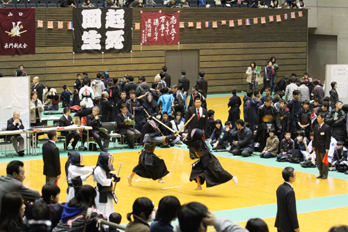 各会場で激しい試合が行われた