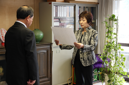 メッセージを読み上げる大嶋山口県交通安全母の会長門支部会長