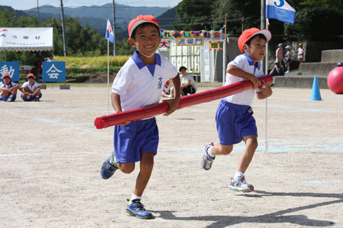 大畑タイフーンリレー、大きなバトンを２人で運べ！