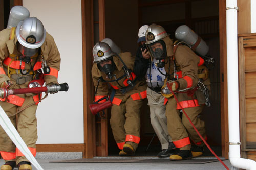 逃げ遅れた人を救出