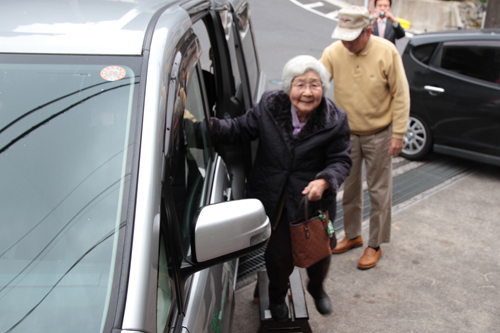 目的地となる俵山郵便局に到着した車