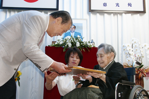 市長から賞状を受け取る杉原ヒノさん