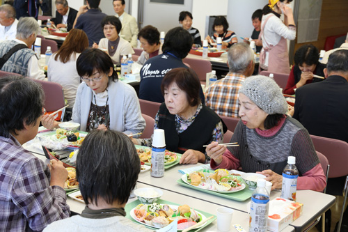 新しいレシピの料理を試食