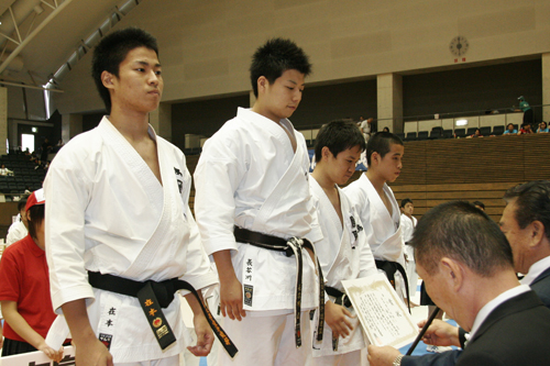 成年男子形個人戦で優勝した長谷川匠選手（左から２番目）