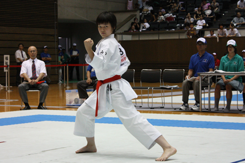 中学生女子形個人戦で優勝した宮原利佳選手の演武