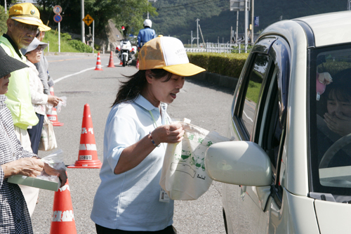グッズを配る参加者