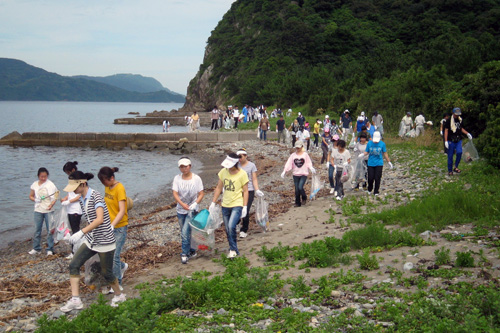 青海湖・波の橋立清掃のようす