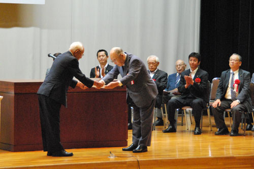 １個人、１３団体が表彰された