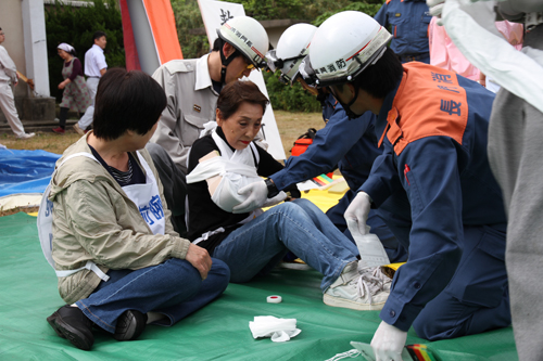 救命士から応急処置を受ける