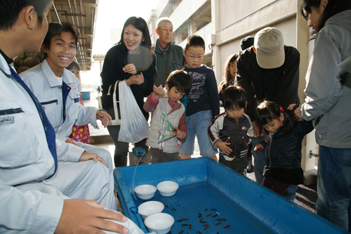 子どもには金魚すくいが人気