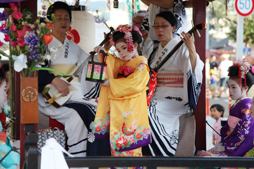 祇園囃子にあわせて児童や幼児の舞子が踊る