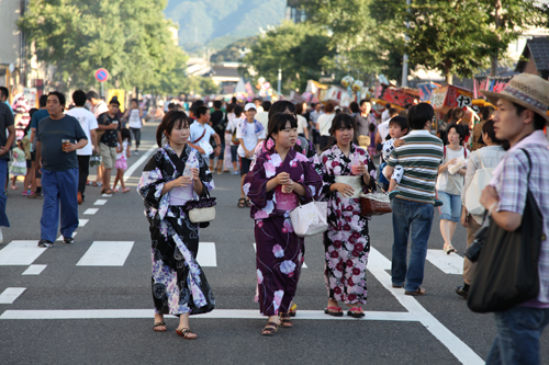 浴衣姿の来場者が多く見られた