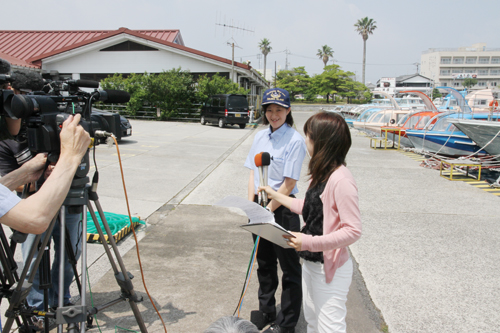 報道機関からのインタビューに答える岡村さん