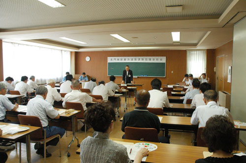 あいさつをする南野市長