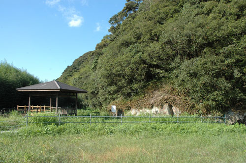 岩穴の周辺には東屋が整備されている