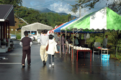 「里山の朝市」のようす