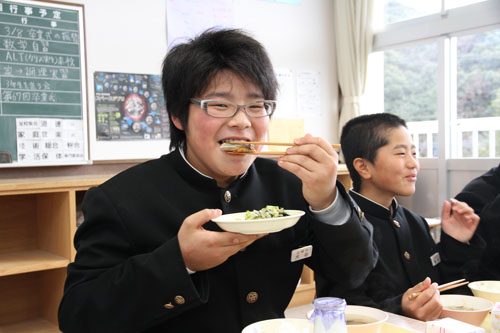 サワラにかぶりつく生徒