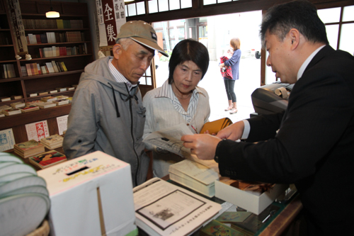 記念入館券が配布される