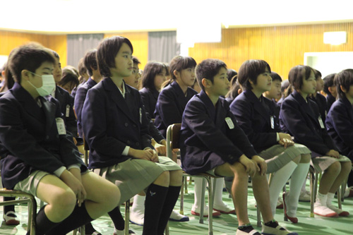 じっと説明を聞く児童