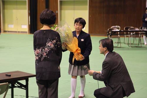 お話が終わり、花束が贈られる