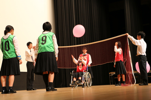 日置校舎の家庭クラブ活動報告では実演も行われた