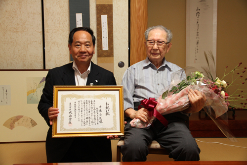 100歳を迎える中原さん（右）と大西市長