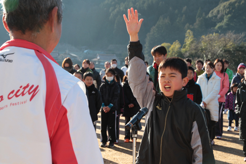 選手宣誓する三ヶ村太郎チームの入野祐平くん