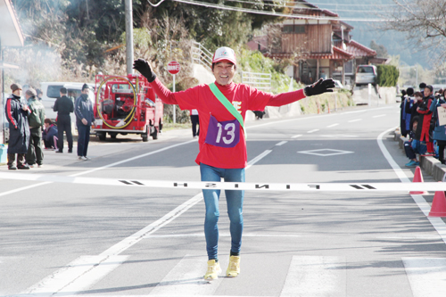 優勝した江良ａチームのアンカー岩男さん