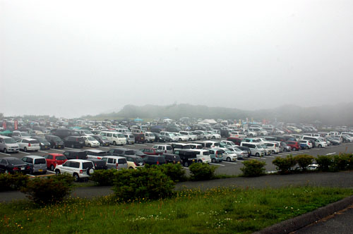 駐車場はすぐに満車になっていました