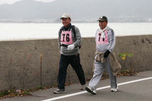 海沿いを気持ちよさそうに歩く参加者