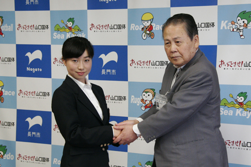 握手する中野さんと南野市長