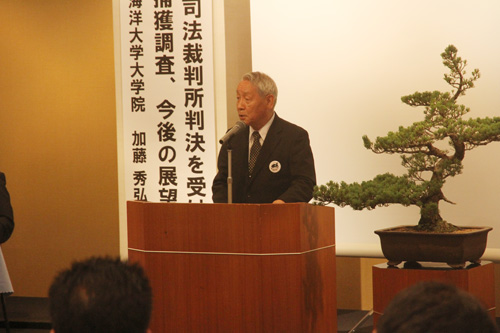 あいさつする上田会長