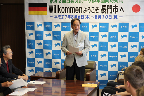 歓迎のことばを述べる大西市長